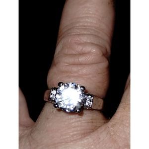 beautiful sterling silver band with bright CZ solitaire Stone size 7.5